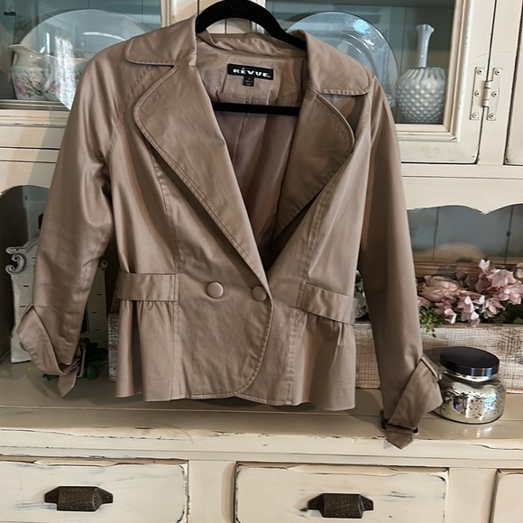 Medium tan Révue blazer with an adjustable belt. - Picture 6 of 6